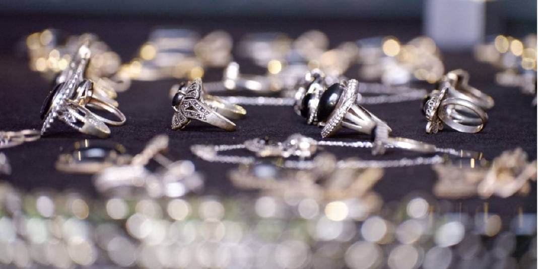 Yer altında çıkıyor, havayla temasta sertleşiyor: Bin bir emekle işleniyor 2